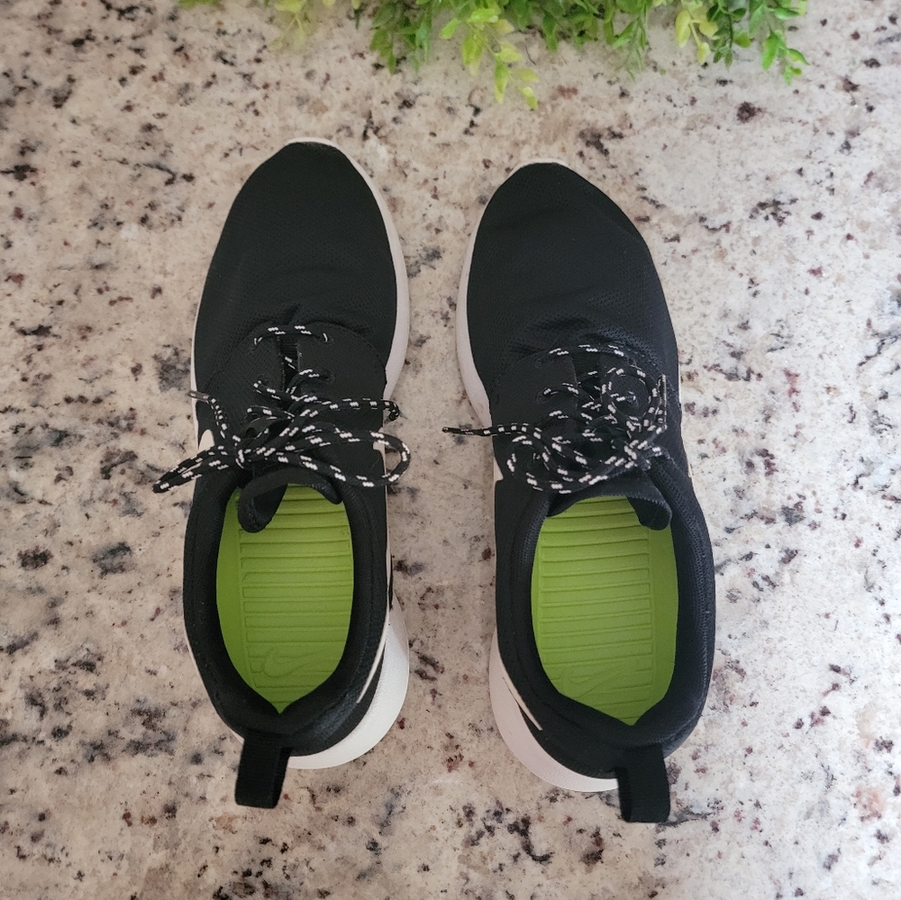Nike Roshe One Women's Sneakers in Black & White. Size 7.5 Good Condition - Picture 11 of 16